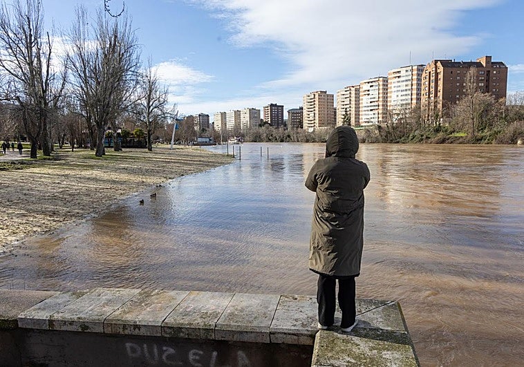 El Pisuerga ya supera en Valladolid su nivel de alerta, pero está lejos del de alarma